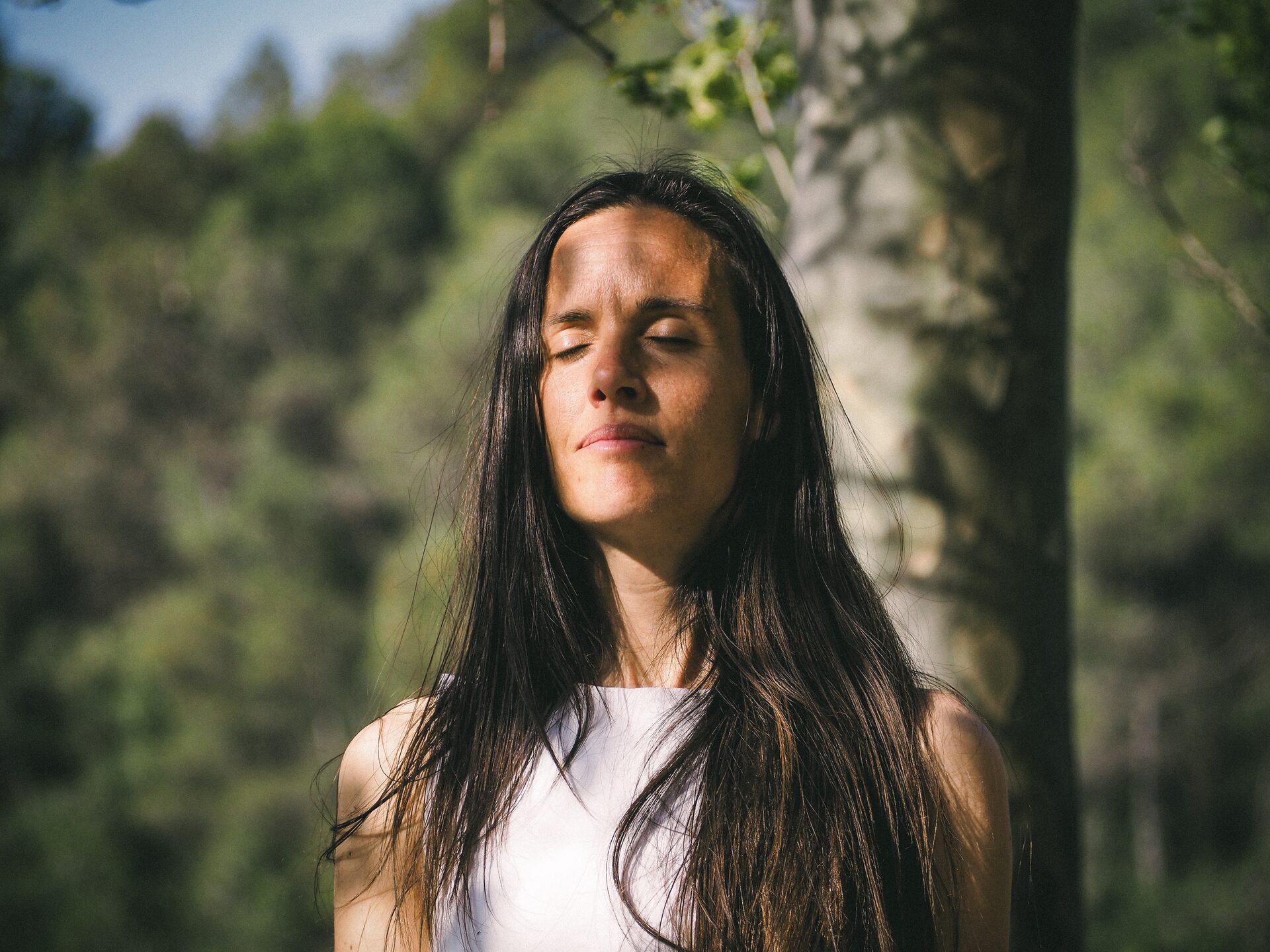Lorena Shakti en meditación durante una sesión de armonización energética