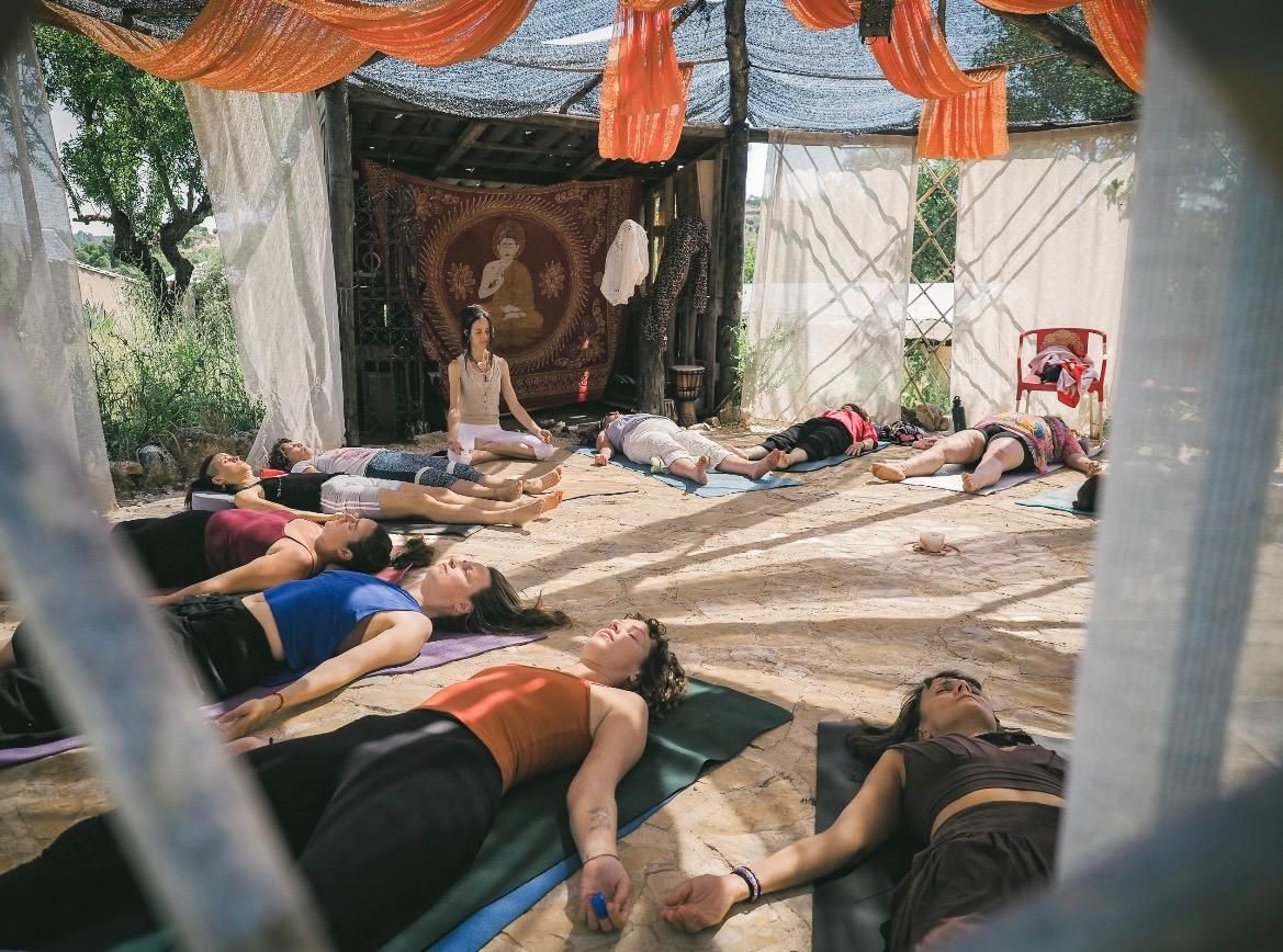 Grupo en relajación tumbado durante un encuentro consciente al aire libre