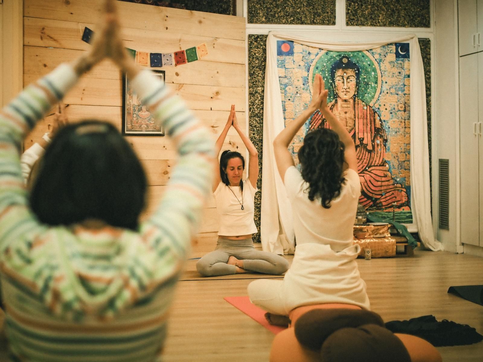 Lorena Shakti guiando un mantra durante una clase de Kundalini Yoga