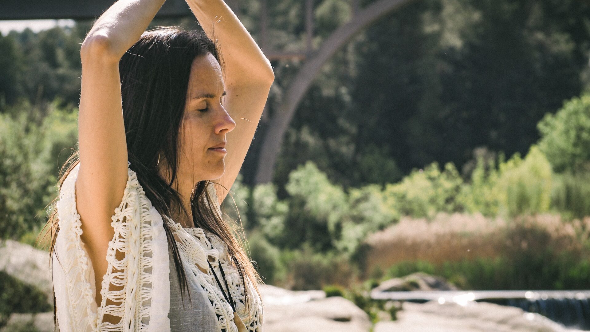 Yoga en la naturaleza junto al río en la Terra Alta